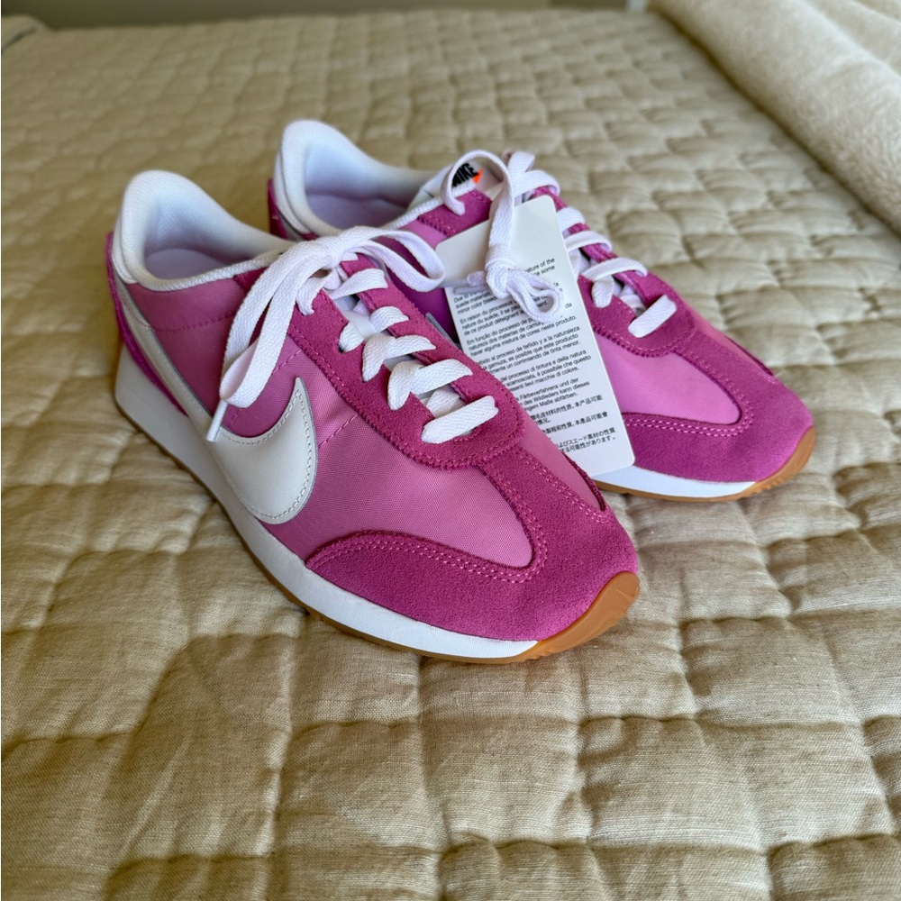 Nike NWT  size 8.5 women’s pink